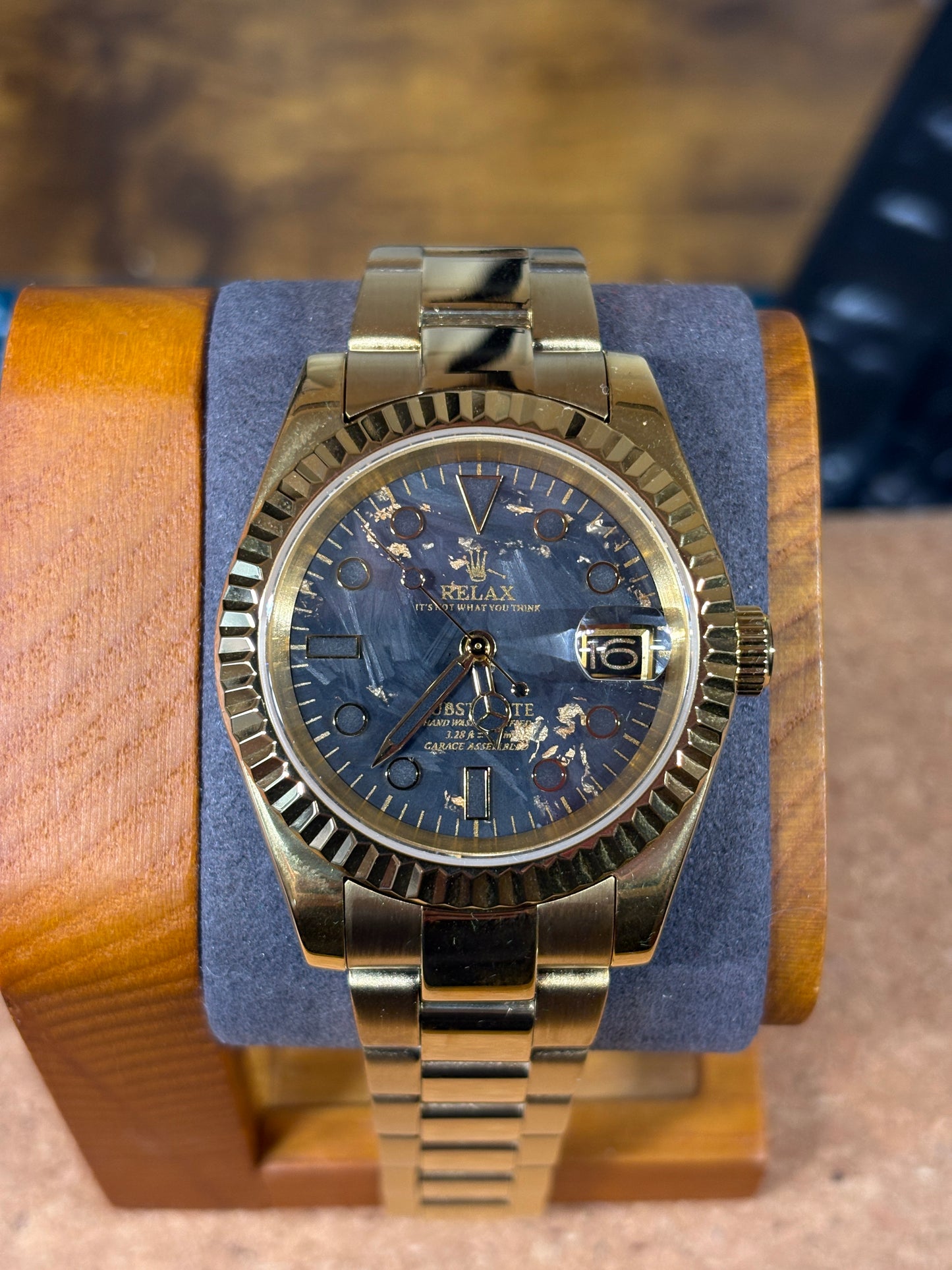 RELAX 40mm — Gold Case Carbon Fiber Dial