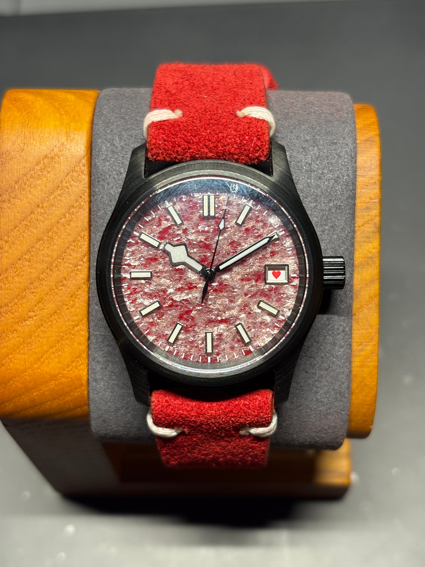 Roulette 36mm — Red Agate Stone Dial