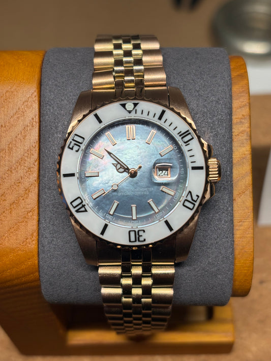 Ladies 31mm rose gold case with rotating bezel and MOP dial