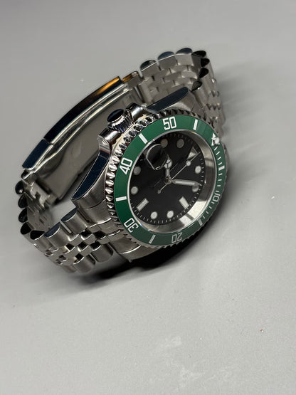 9 oclock crown 40mm dive watch green bezel